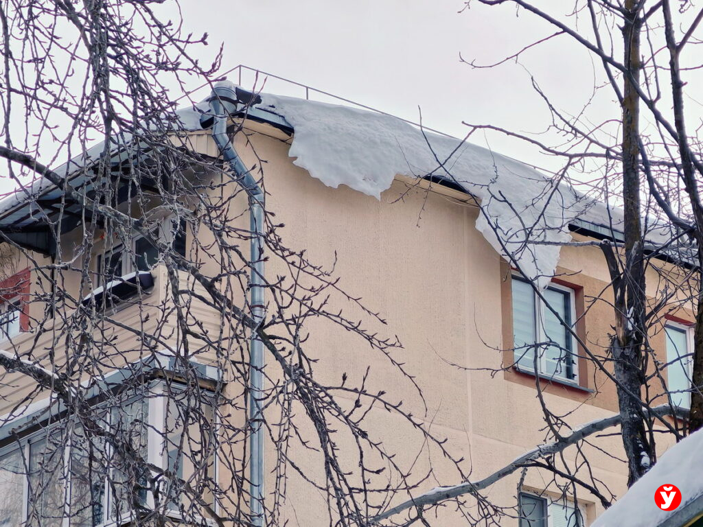 Оттепель в Беларуси: ЖКХ предупредило о риске схода снега и наледи с крыш