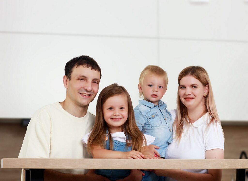 Нашли семью с этикетки слуцкого батона и узнали, что изменилось у них через 5 лет после фотосессии