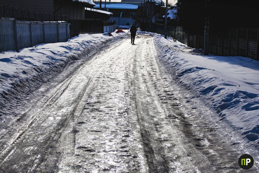 Почему тротуары в Заславле превратились в каток – коммунальщики ответили на жалобы местных жителей