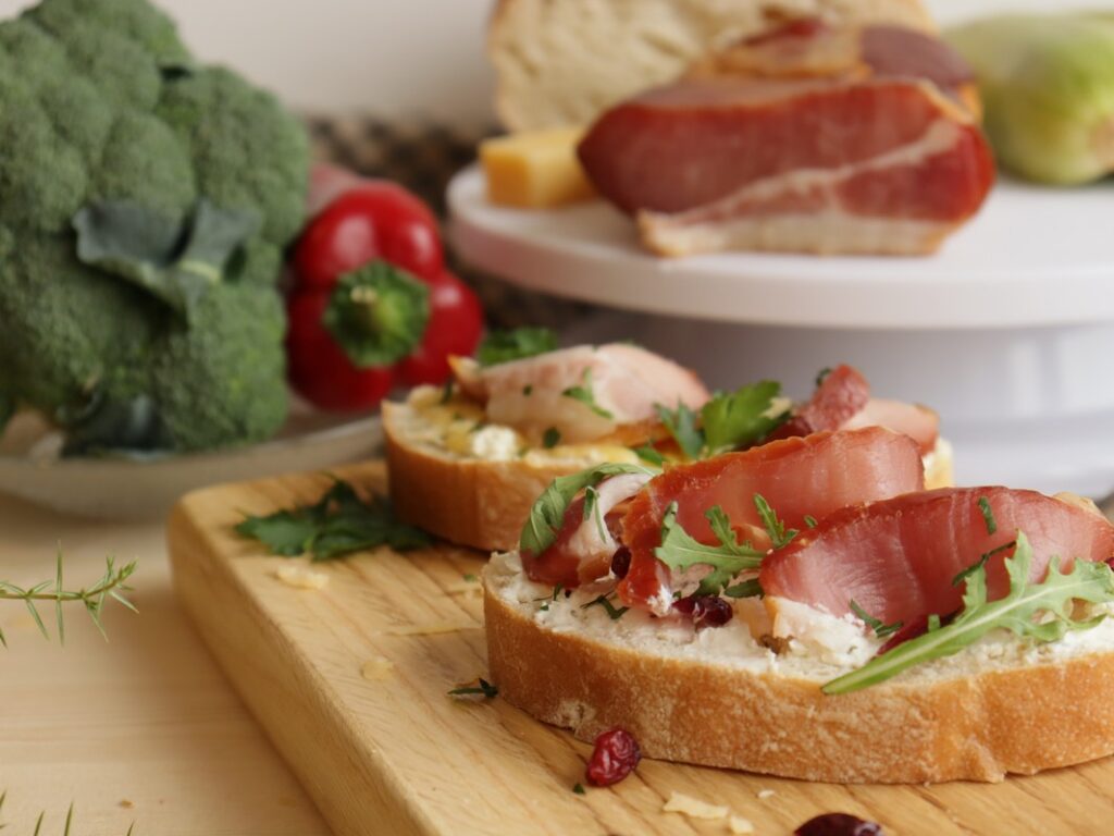 Фиолетовый хлеб, итальянские макароны и колбасы по ГОСТу: чем удивляют предприятия Борисова