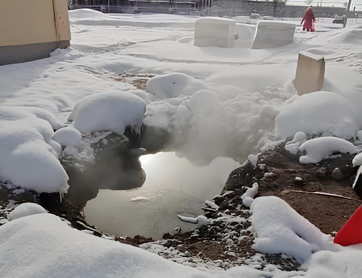 В Смолевичах на улице бьет горячий источник. Коммунальщики объяснили причину