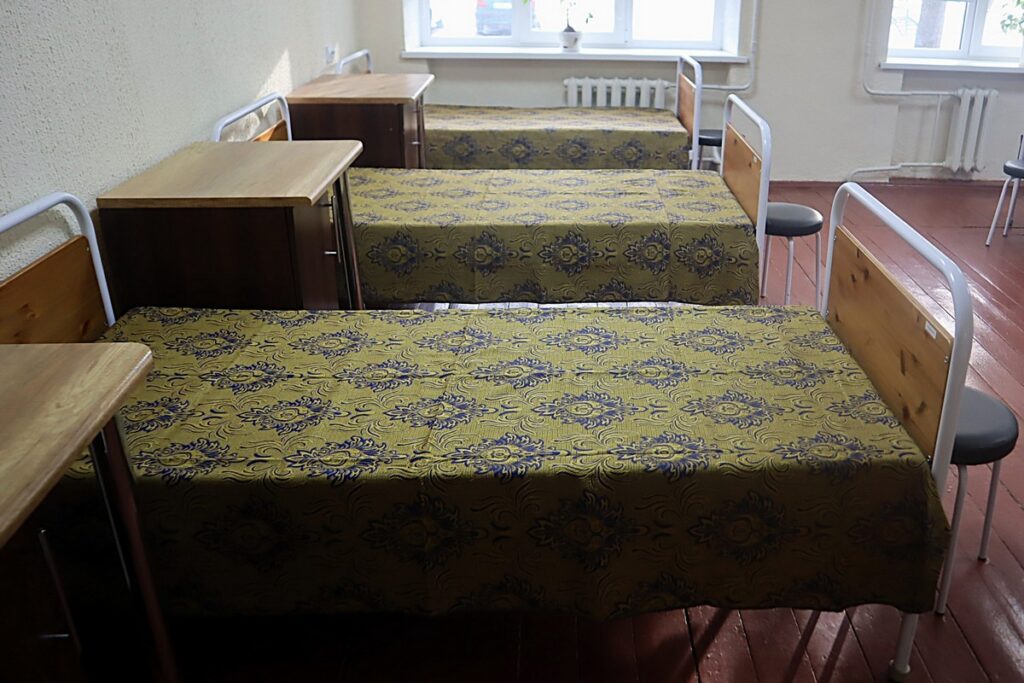 Центр для бездомных в Молодечно шестой год пустует – почему бесплатный ночлег никому не нужен