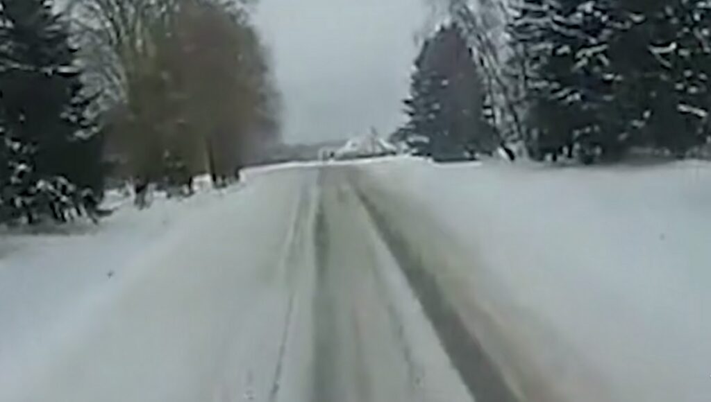 Счёт шёл на минуты. В деревне Судники спасатели вынесли пенсионерку из задымлённой квартиры