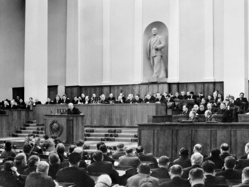 Азарёнок о том, как элита променяла страну на спецпайки