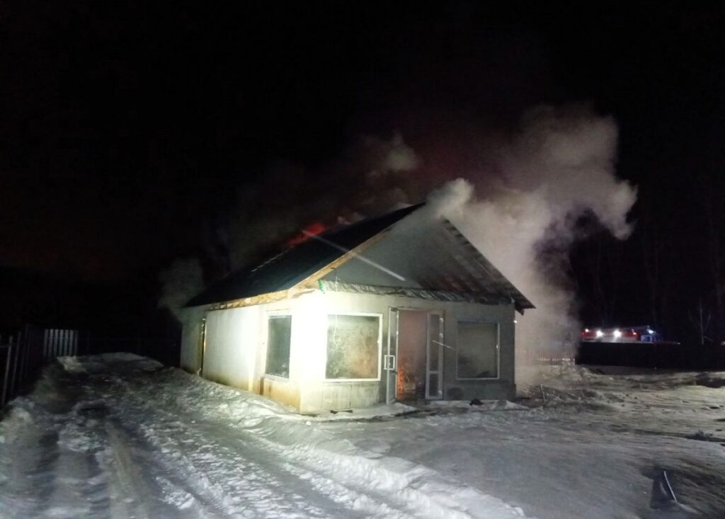 Ночной пожар уничтожил крышу дачного дома под Молодечно