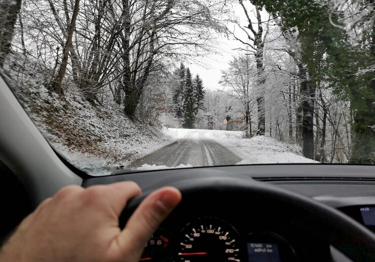 В Клецке 25-летний парень избил пожилого мужчину за медленную езду
