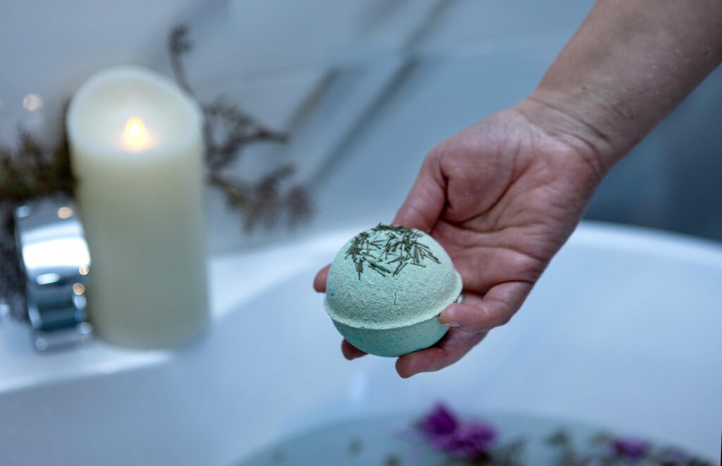 Узнали, могут ли бомбочки для ванны навредить коже