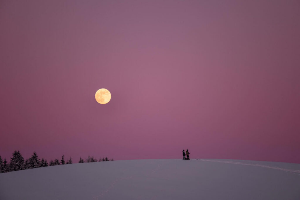 В Беларуси наблюдали редкую Снежную Луну