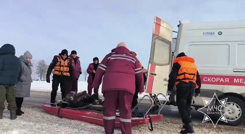 «От холода не могла говорить» — лежащей в поле пенсионерке помогли спасатели