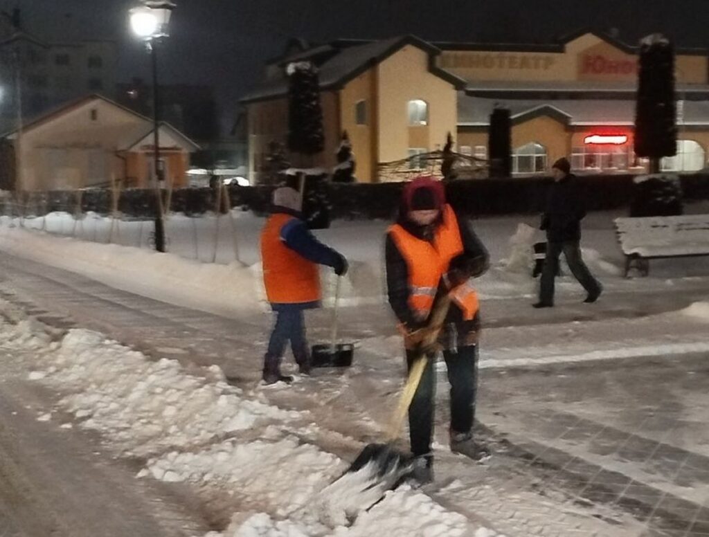 Ночь без сна: в Минской области на уборке снега работали более 110 единиц спецтехники