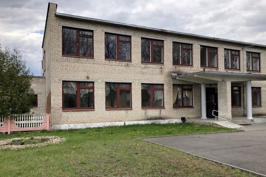 Школу с коммуникациями и гектаром земли продают в деревне Поплавцы за 45 рублей — каковы условия сделки