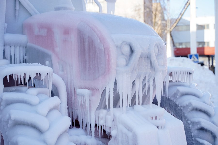 МТЗ устроил экстремальный тест: трактор залили водой на морозе и попробовали завести