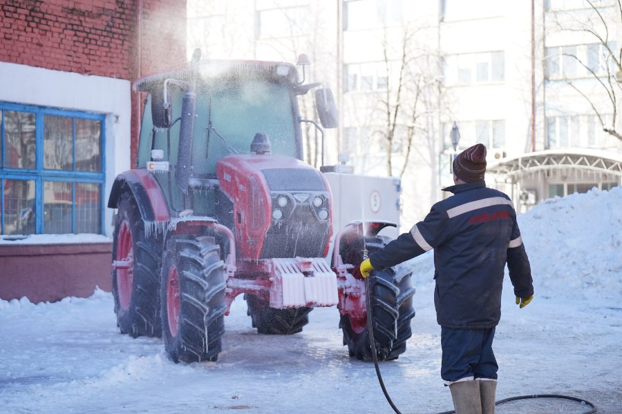 МТЗ устроил экстремальный тест: трактор залили водой на морозе и попробовали завести