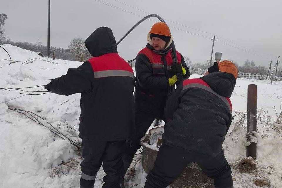 В деревне Дзержинского района меняют глубинный насос на артезианской скважине