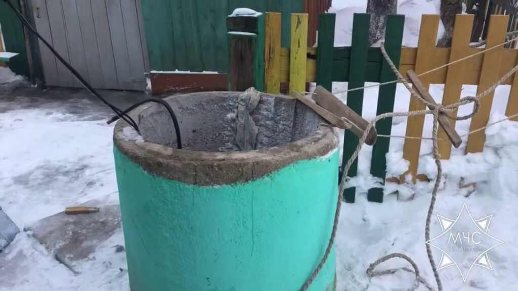 Мужчина упал в десятиметровый колодец во время ремонта насоса под Клецком — сын вызвал МЧС