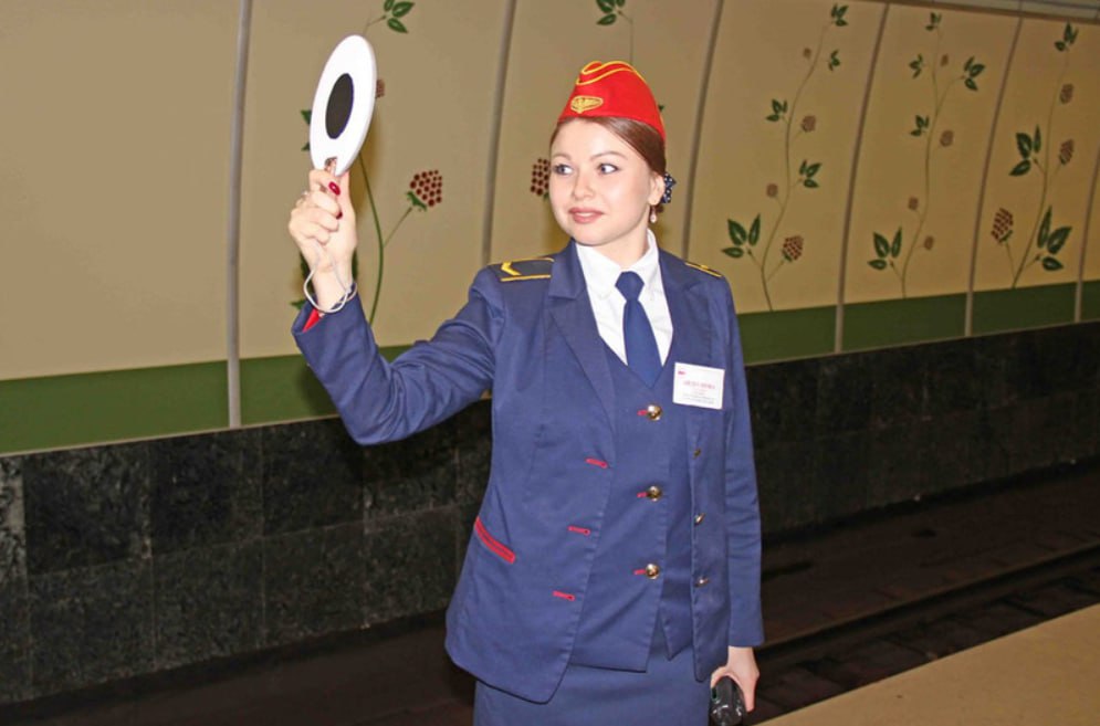 Зачем дежурные в метро держат в руках металлический жезл, рассказали в минской подземке