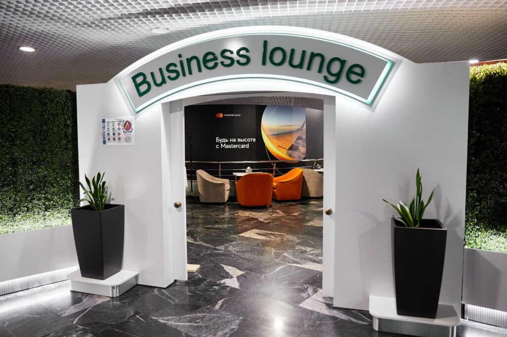 Национальный аэропорт показал бизнес-залы ожидания – кабина для сна стоит $55