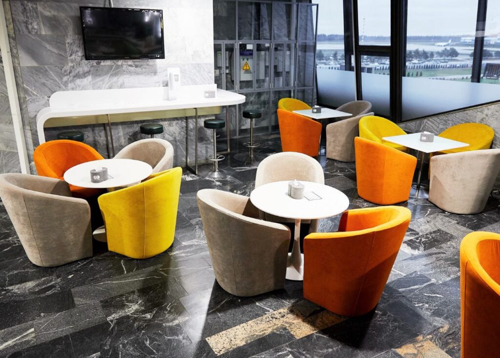 Национальный аэропорт показал бизнес-залы ожидания – кабина для сна стоит $55