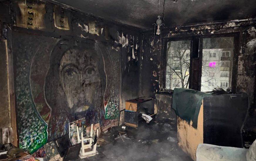 Спасатели обнаружили мужчину в задымленной квартире в Слуцке — позже медики констатировали смерть