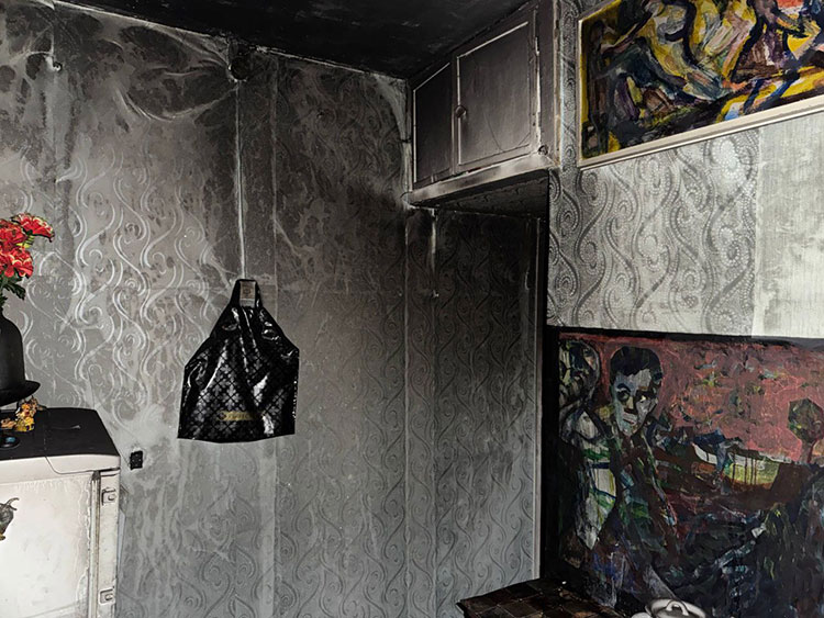 Спасатели обнаружили мужчину в задымленной квартире в Слуцке — позже медики констатировали смерть