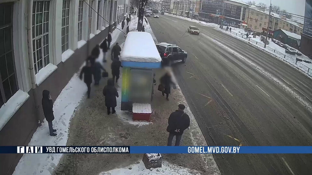 В Гомеле автомобиль вылетел на остановку с людьми — водителя лишили прав