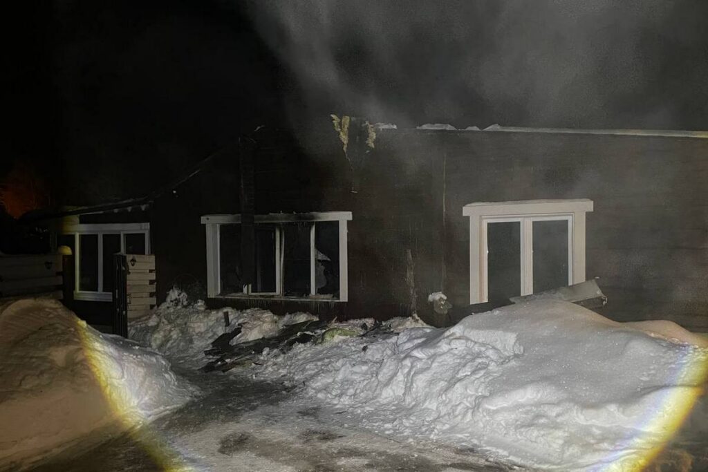 В Логойске ночной пожар уничтожил часть надворной постройки