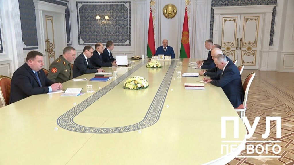 Лукашенко: Беларусь к концу года должна иметь собственные боеприпасы