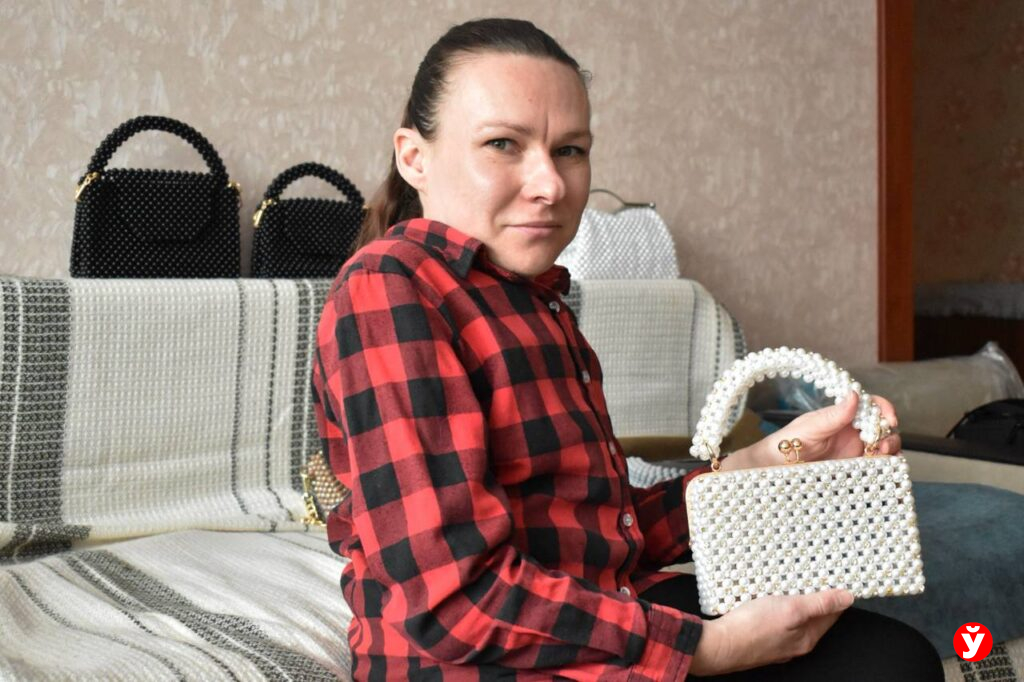 Слуцкая мастерица с инвалидностью создает изящные аксессуары — на одну сумку уходит полторы недели