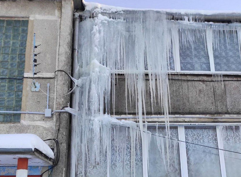 Сбили сосульки — оборвали связь. В Мядельском районе после работ ЖКХ дом остался без ТВ и интернета