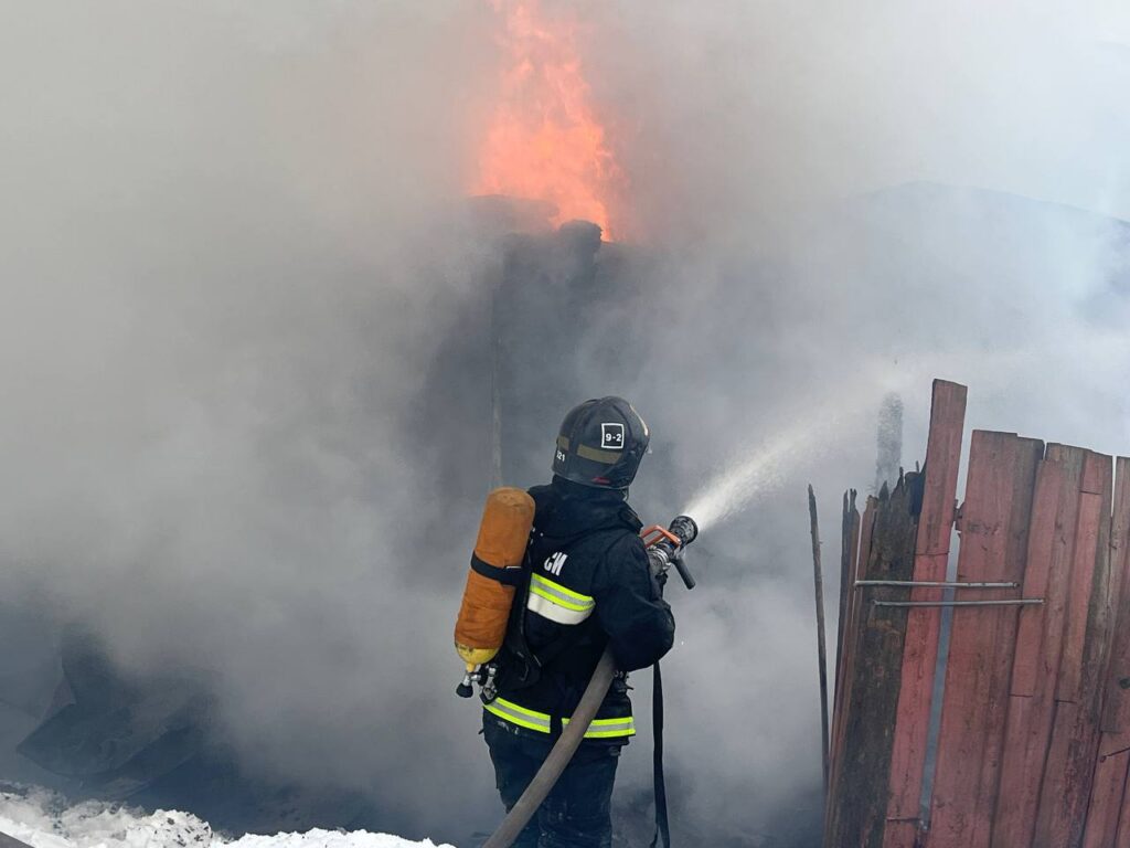Дом вспыхнул, пока хозяйки не было — в Крупском районе спасатели тушили пожар