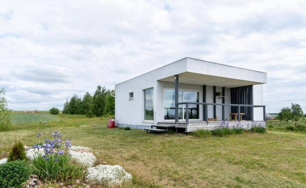 Экологичный дом продают в Столбцовском районе. Что в нём уникального?