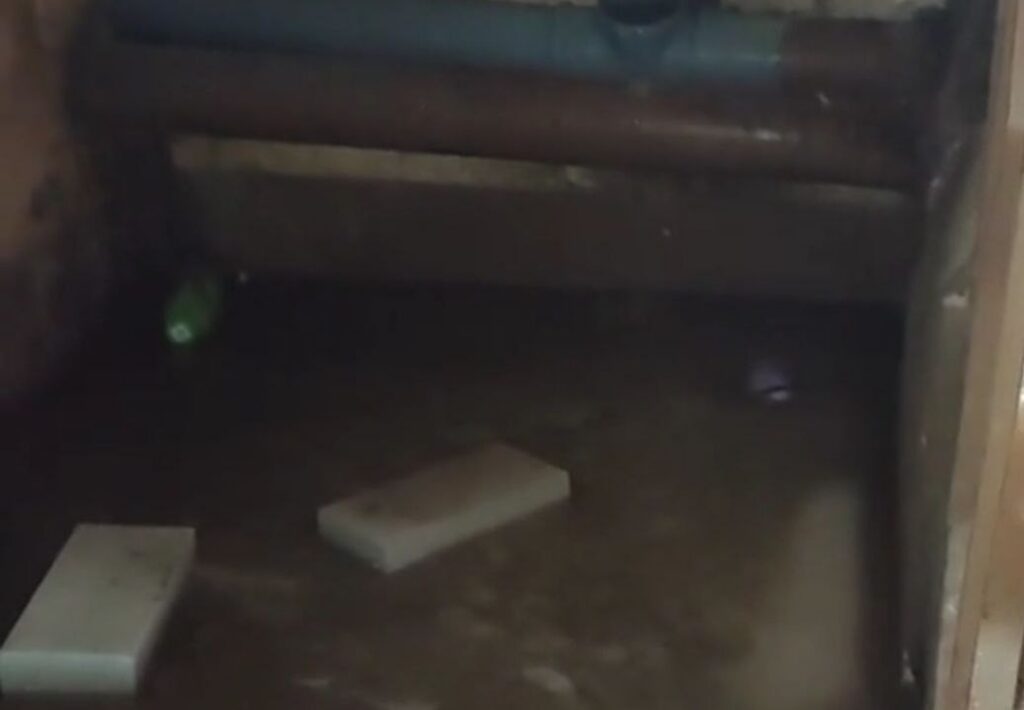 Не смывайте огурцы и памперсы – чем закончилась история с прорывом канализации в подъезде в Борисове