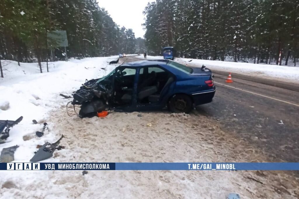 Под Мяделем водитель вылетел на встречку и врезался в автобус