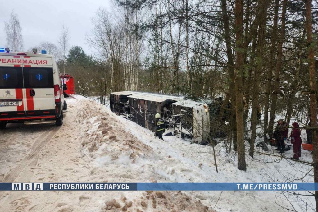 В Логойском районе автобус съехал в кювет и опрокинулся