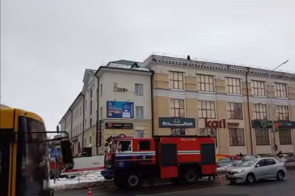 В Молодечно с крыши торгового центра сняли мужчину