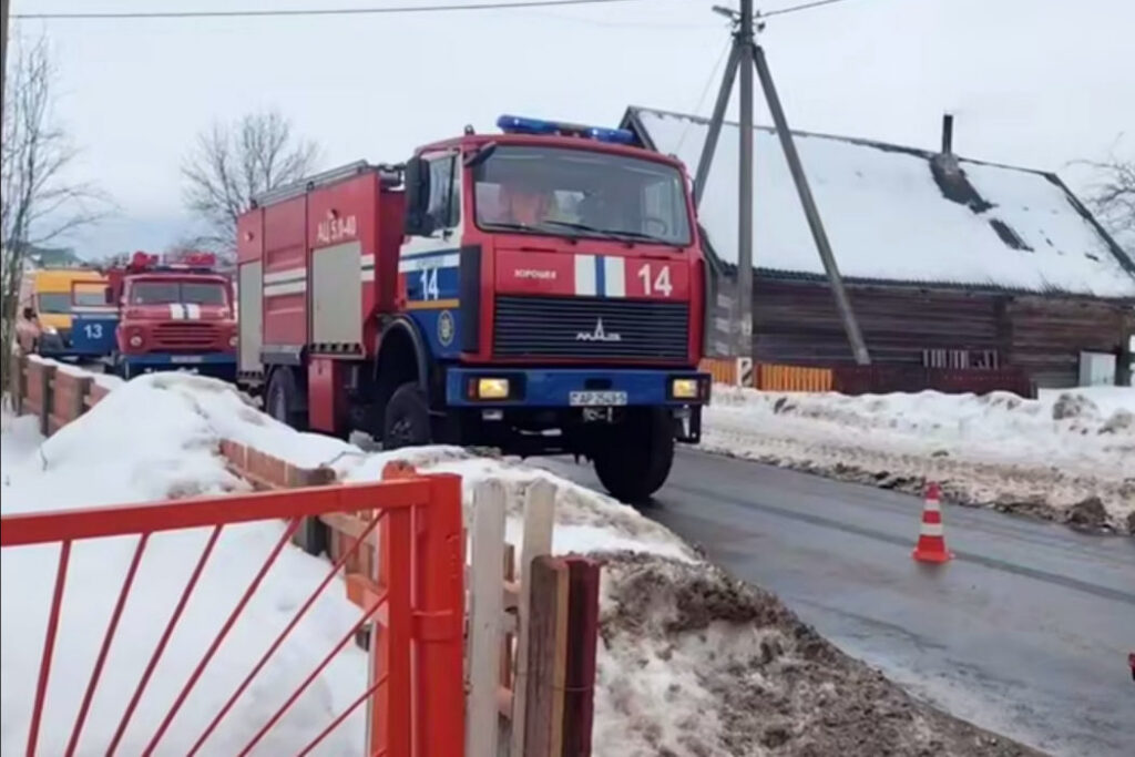 Спасатели вынесли пенсионерку из горящего дома под Вилейкой