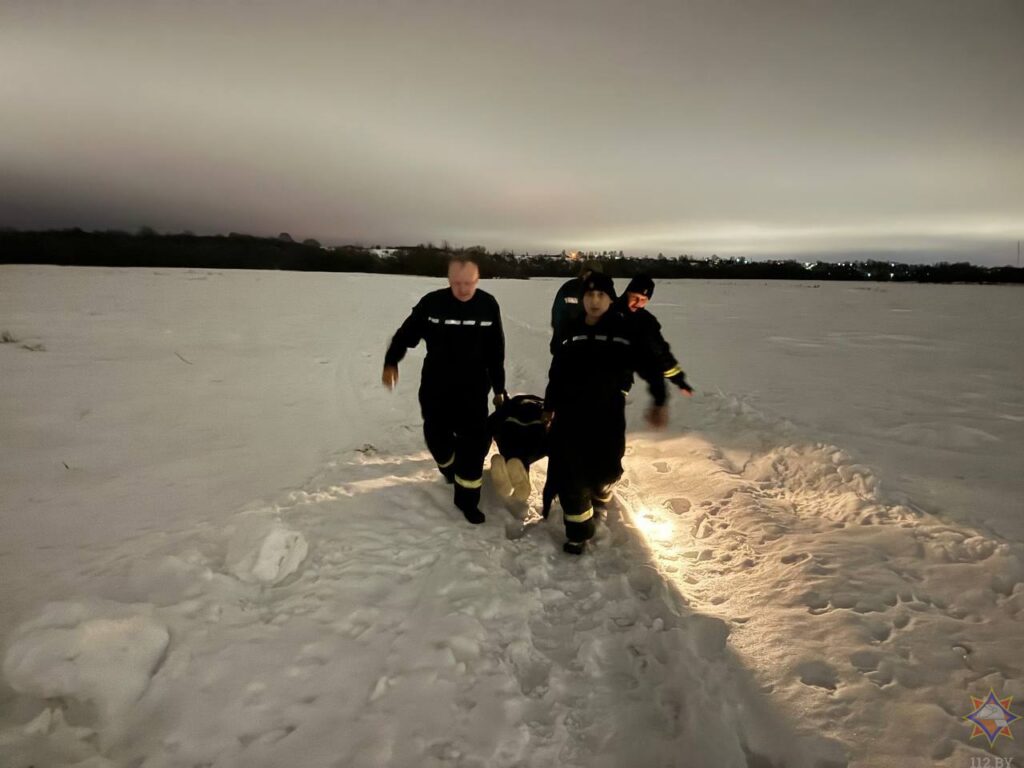 Две белоруски решили ночью прогуляться и заблудились в поле: спасатели вынесли их на носилках