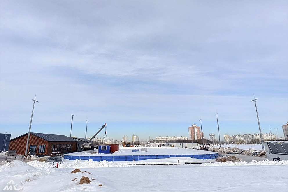 В парке Чавеса строят хоккейную коробку с синтетическим льдом – кататься можно круглый год