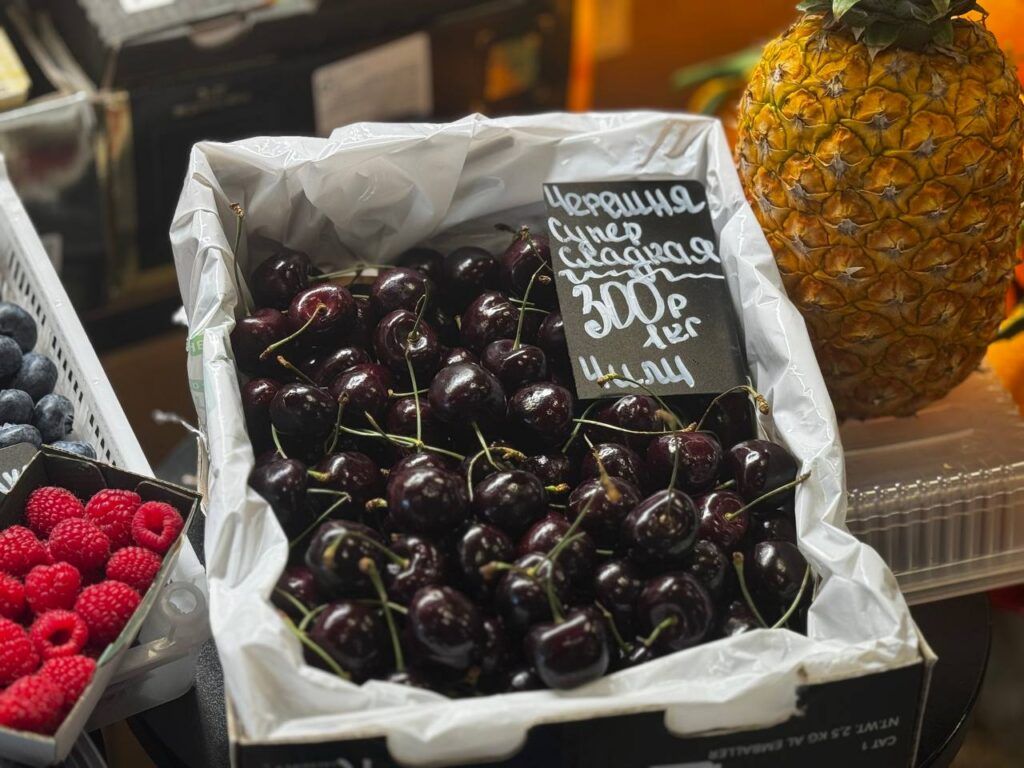 Черешня по 300 рублей и картошка за 92 копейки: что происходит с ценами на рынке «Валерьяново»