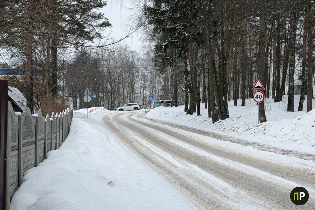 Тротуар есть, а перехода нет: разбираемся в дорожной ситуации на улице Парковой в Ратомке
