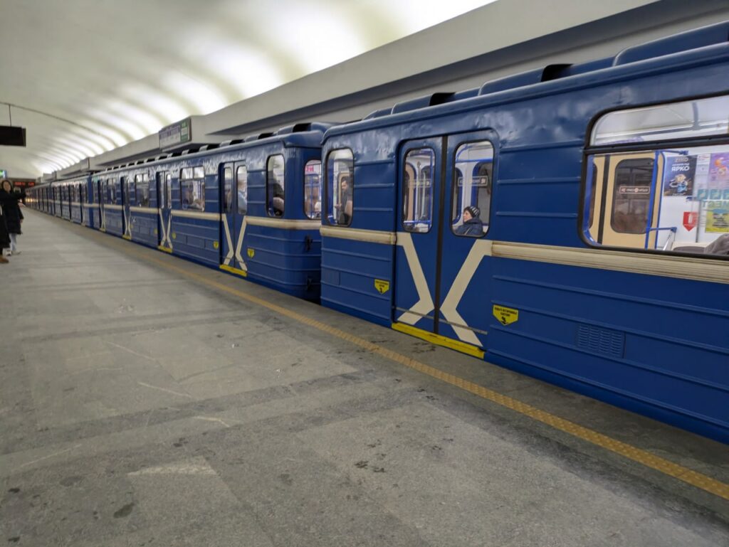 Почему вагоны метро — синие? В подземке раскрыли историю, о которой мало кто знал