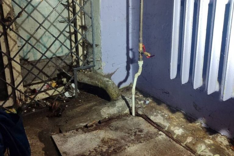 Прорыв трубы на ул. Кедышко в Минске: почему ЖКХ затянуло с ремонтом