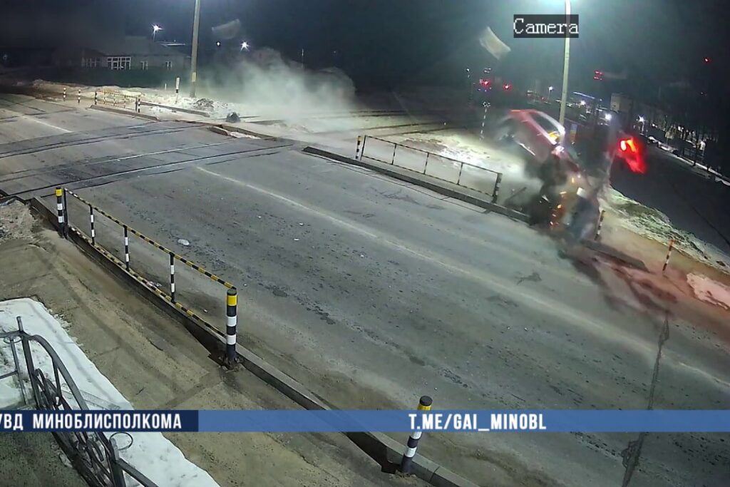 В Молодечно пьяный водитель на Audi снес железнодорожный шлагбаум и перевернулся