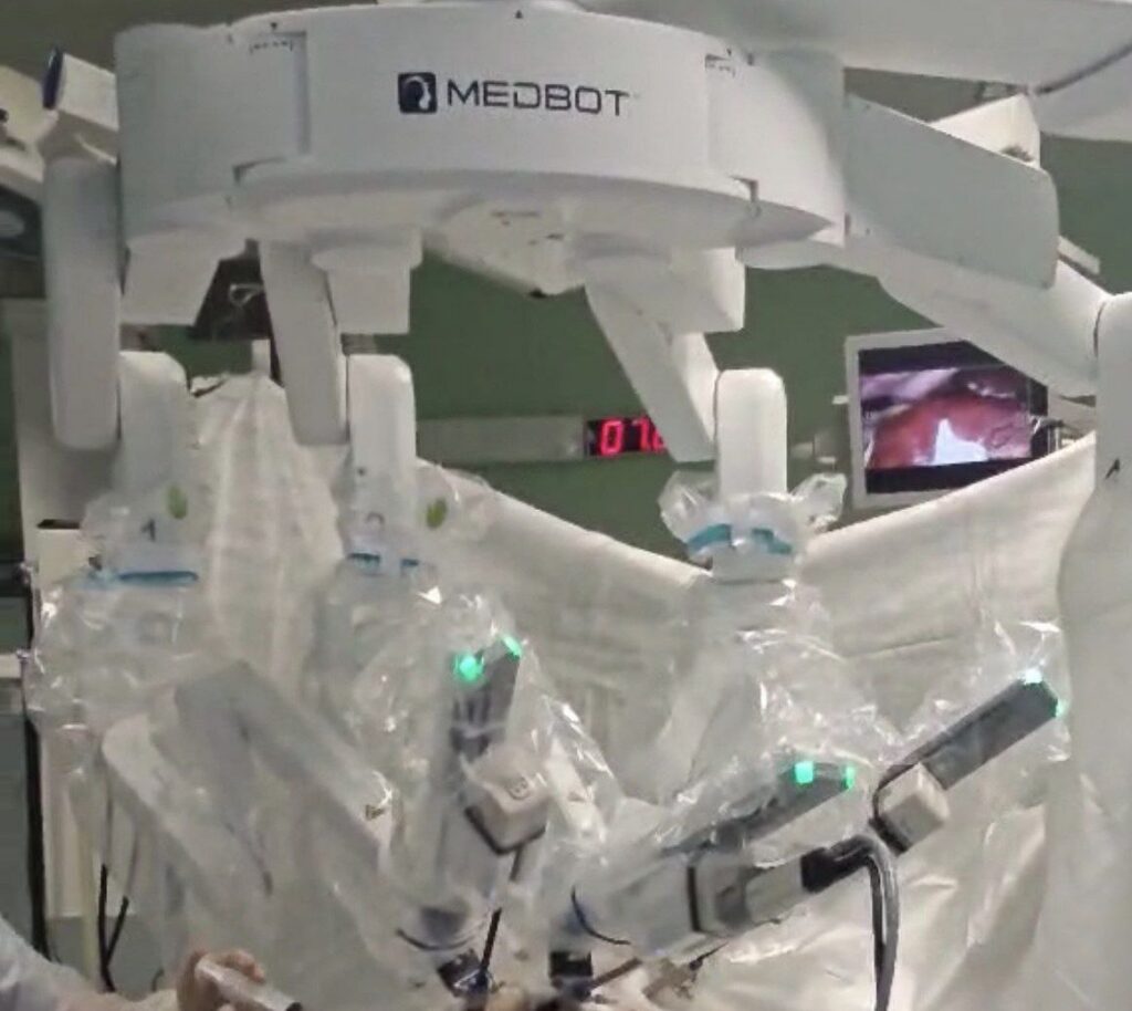 В Беларуси впервые провели операцию на печени с помощью робота – пациентка готовится к выписке