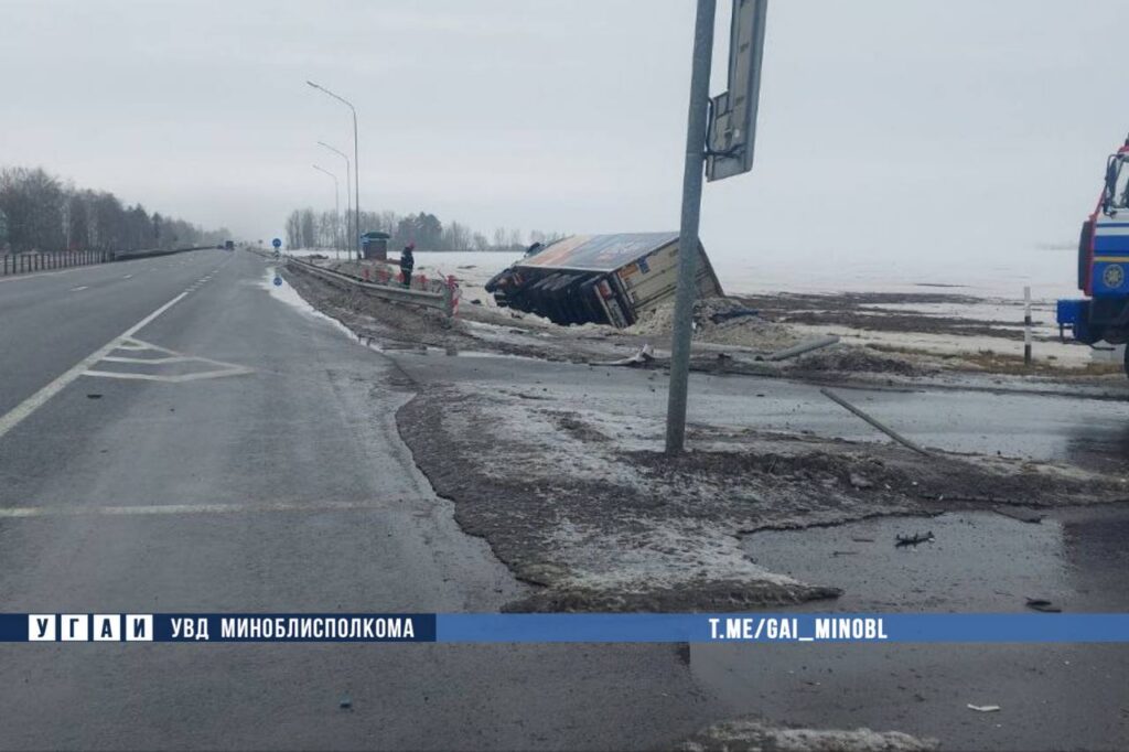 Под Слуцком грузовик врезался в автобус с восемью пассажирами и перевернулся
