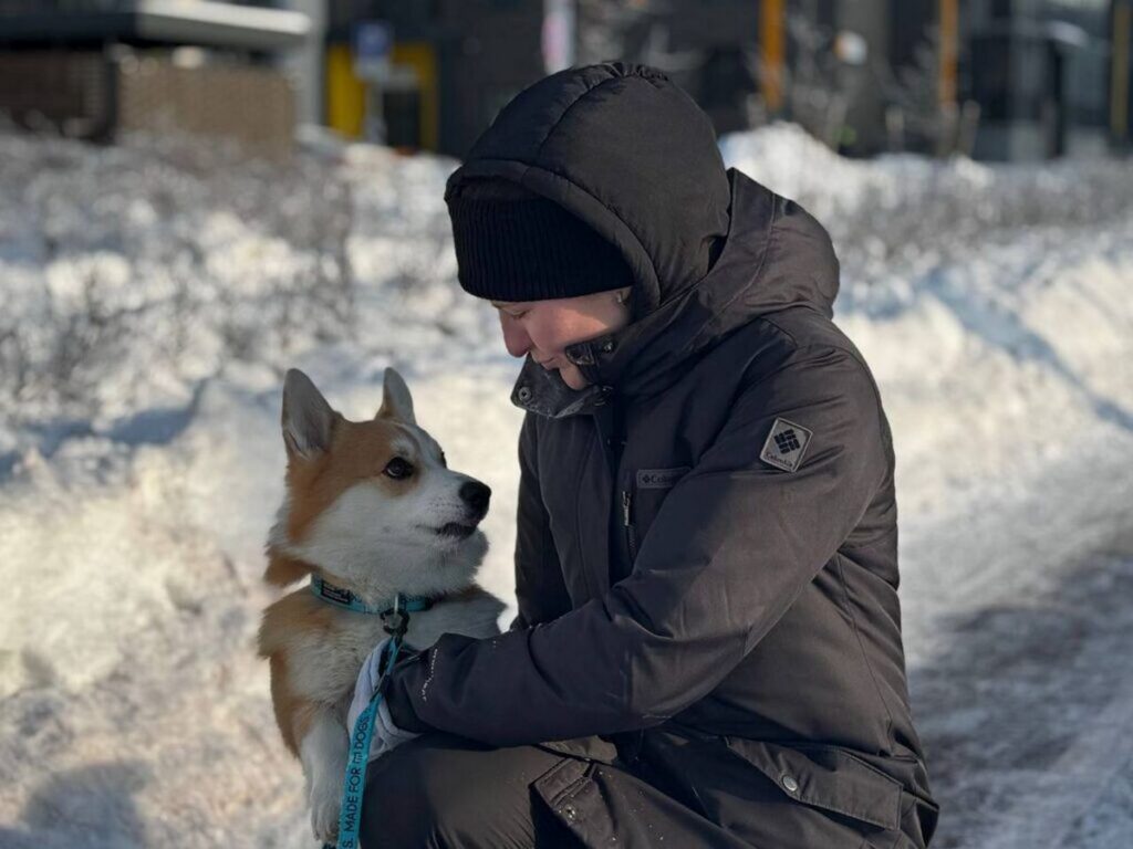 Кинолог из Копище рассказала, зачем собаке нюхать траву и и почему мыть лапы летом опасно