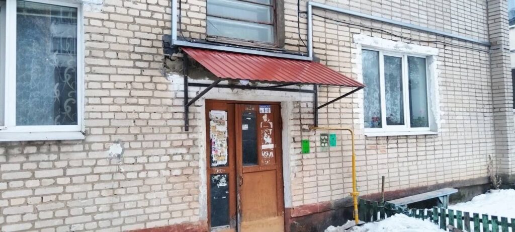 В Молодечно восстановили подъездные козырьки после обрушения