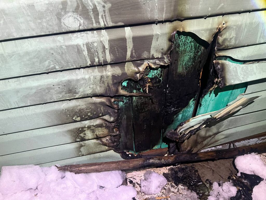 Логойские пожарные спасли дом от огня