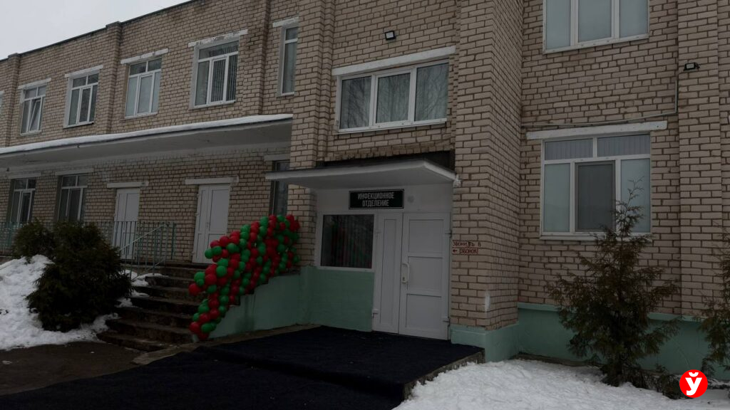 Светлые стены, душ без поддона и кнопка у изголовья: как изменилось «инфекционка» в Крупках