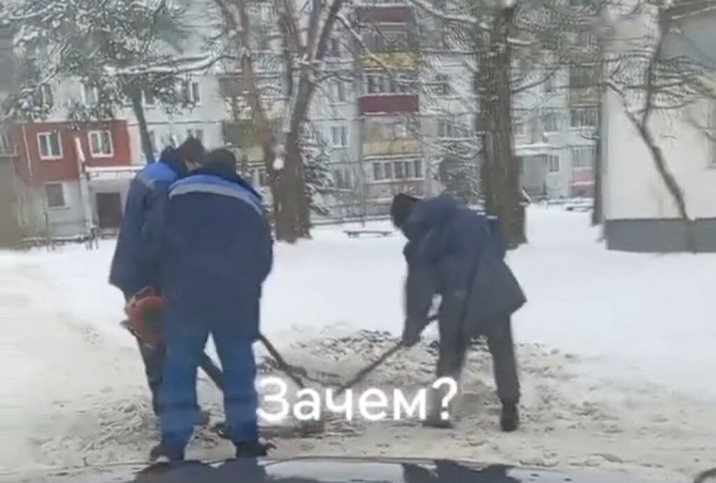 Ямочный ремонт зимой — норма или абсурд? Почему дорогу в Борисове латали в снегопад